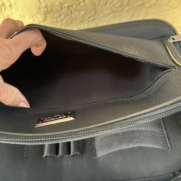 Tumi 🔥Sale🔥 black compact carryon bag for computer and clothes - Picture 9 of 11